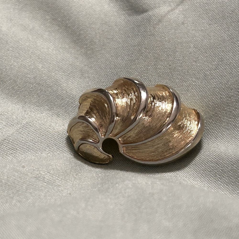 Shell shaped brooch in gold and silver accents